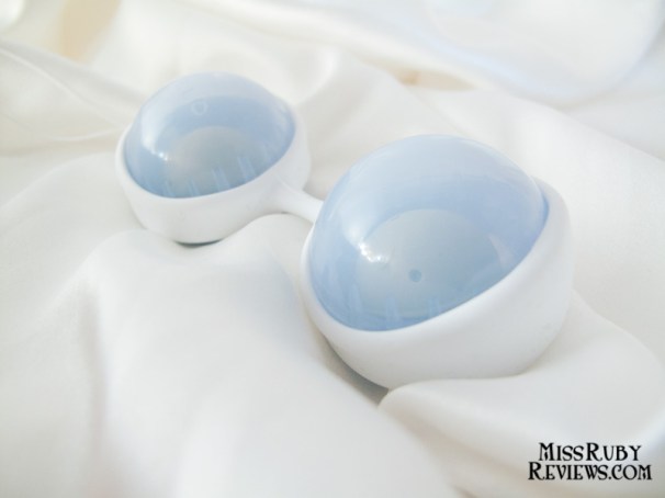 LELO LUNA Beads Free-roaming inner weight is clearly seen here